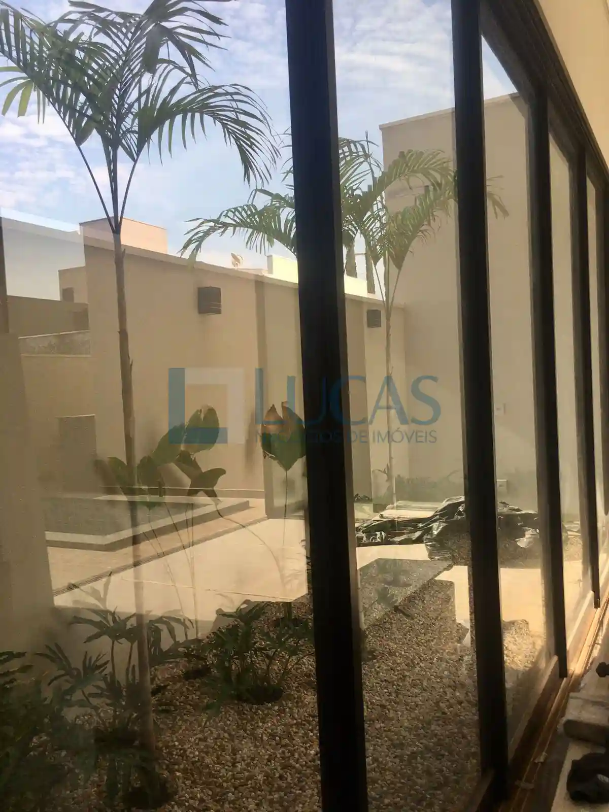 Casa de Condomínio com 3 quartos à venda, 220m² — foto 2 de 7