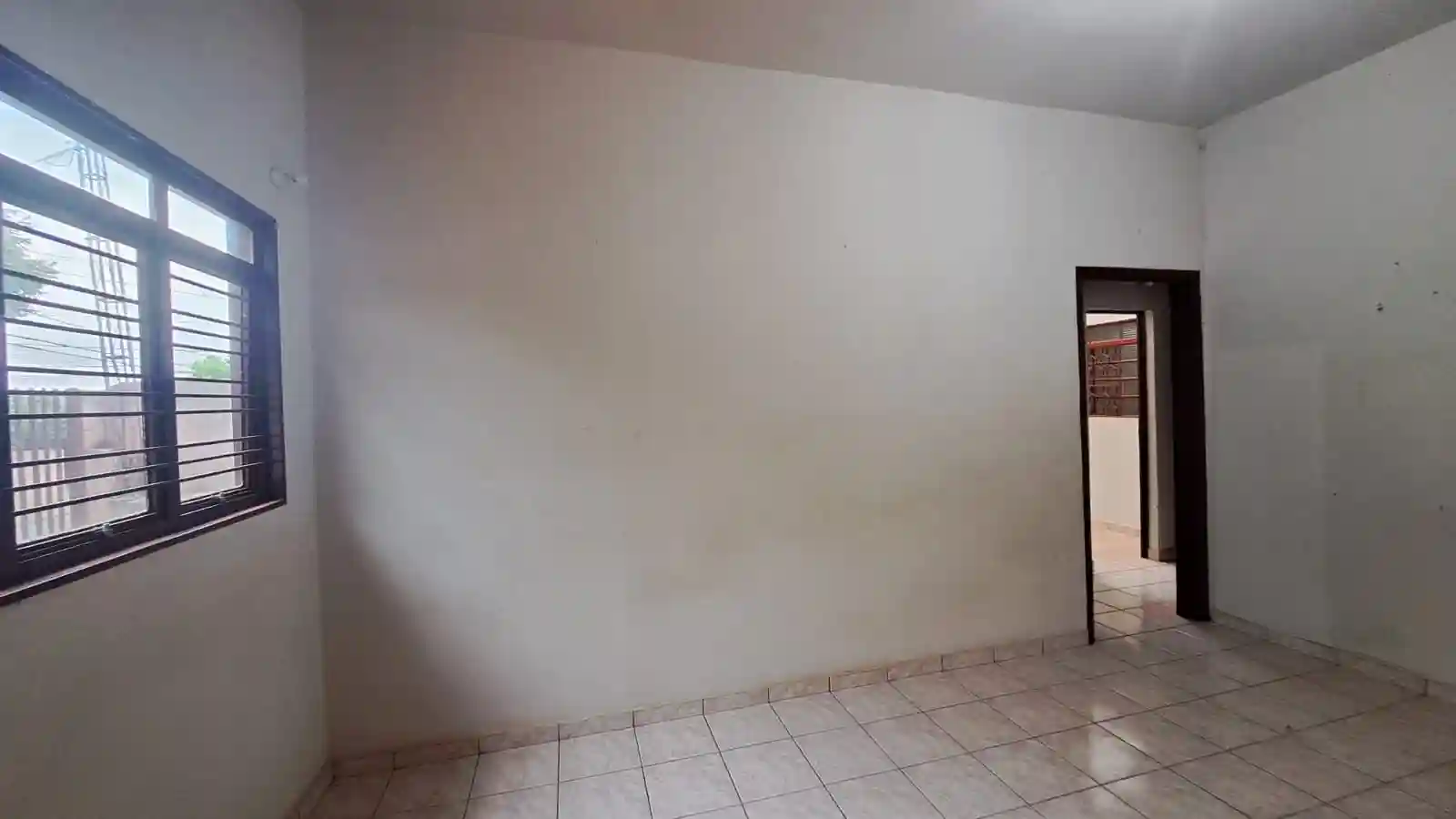 Casa com 3 quartos à venda, 300m² — foto 2 de 5
