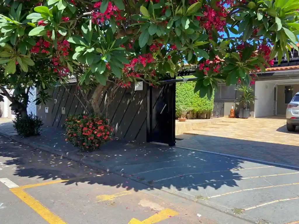 Casa com 3 quartos à venda, 250m² — foto 1 de 25