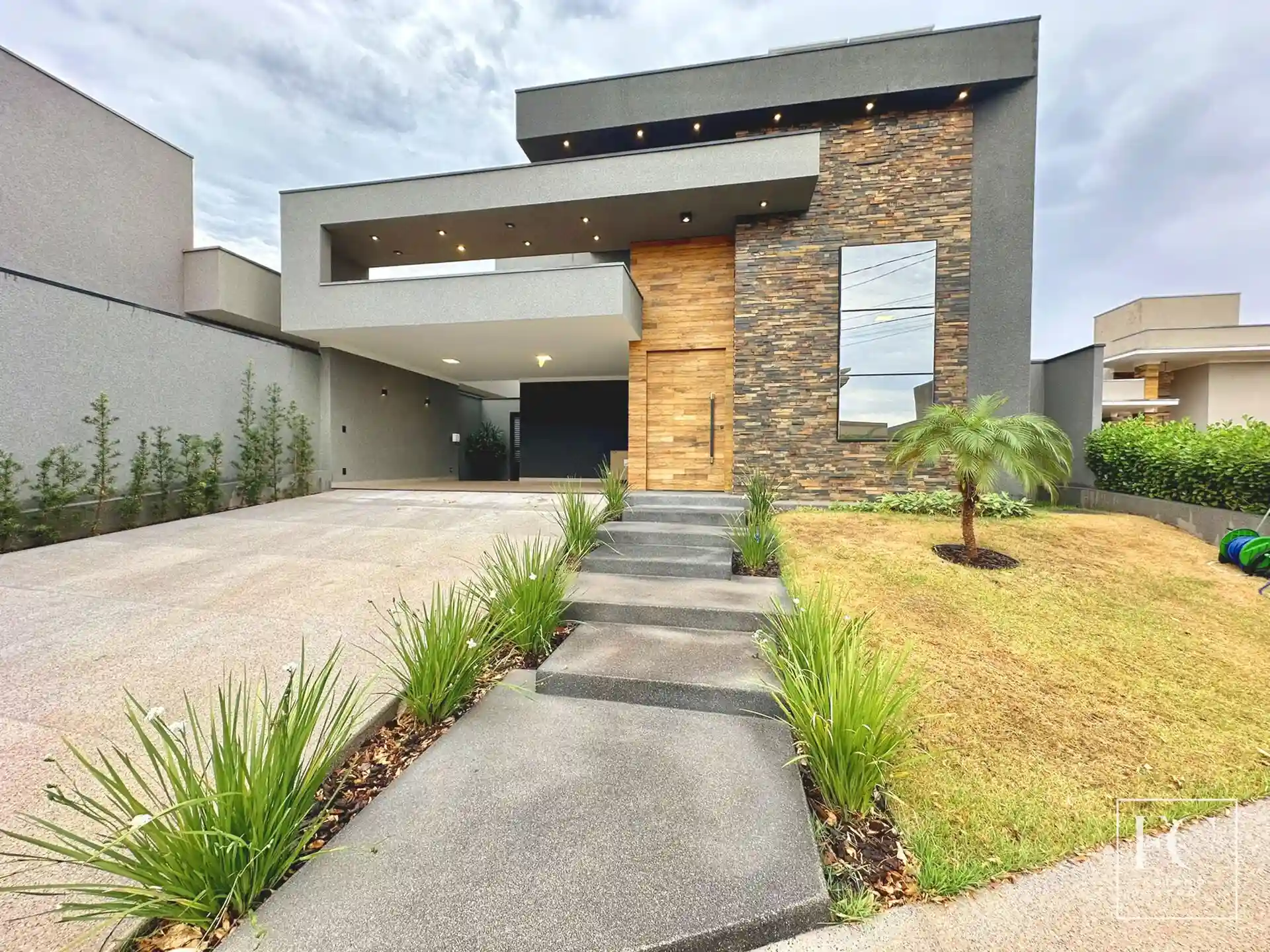 Casa de Condomínio com 3 quartos à venda, 240m² — foto 2 de 23