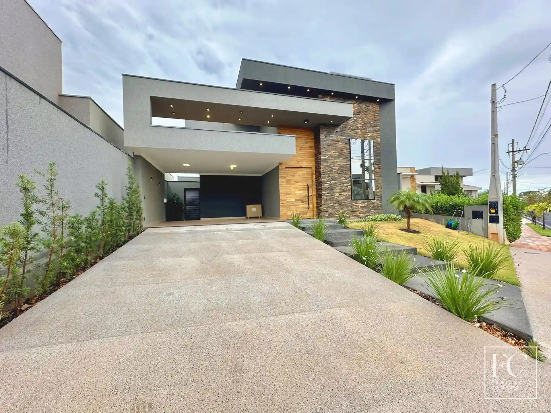 Casa de Condomínio com 3 quartos à venda, 240m² — foto 1 de 23