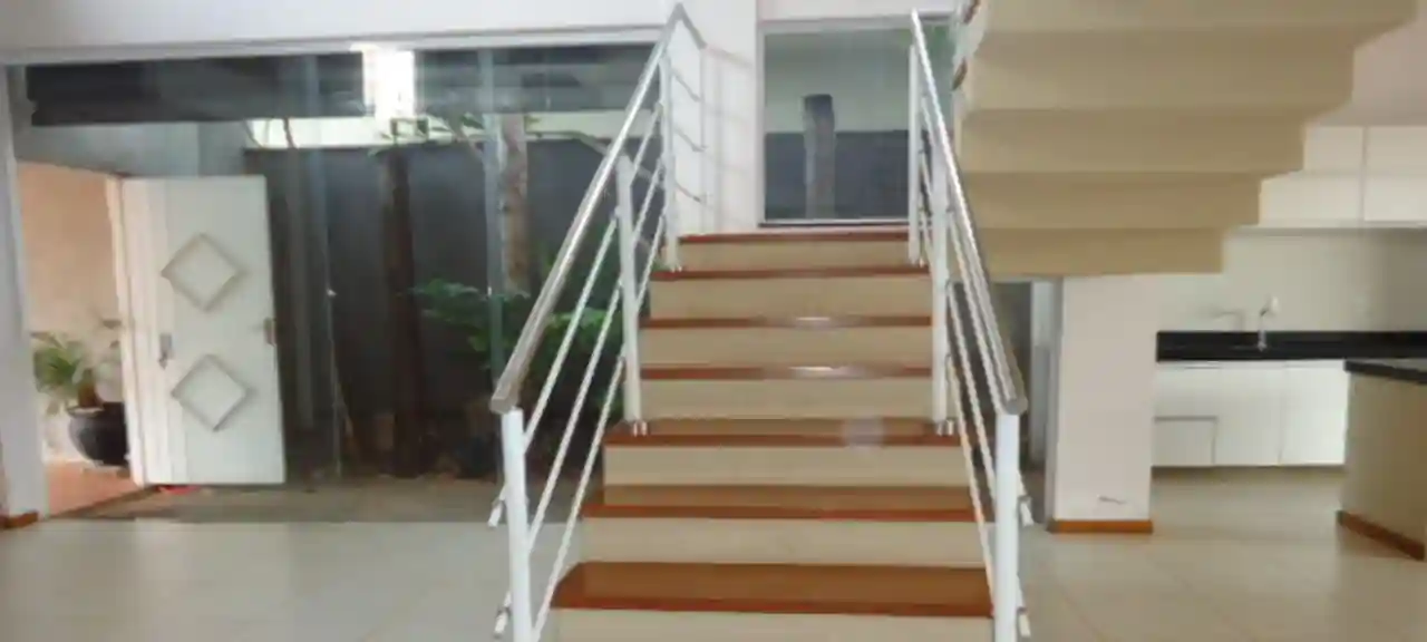 Casa de Condomínio com 3 quartos para aluguel, 350m² — foto 2 de 12