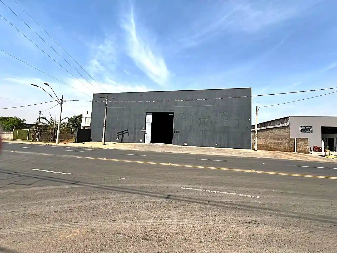 Galpão / Depósito / Armazém  para aluguel, 1150m² — foto 2 de 11