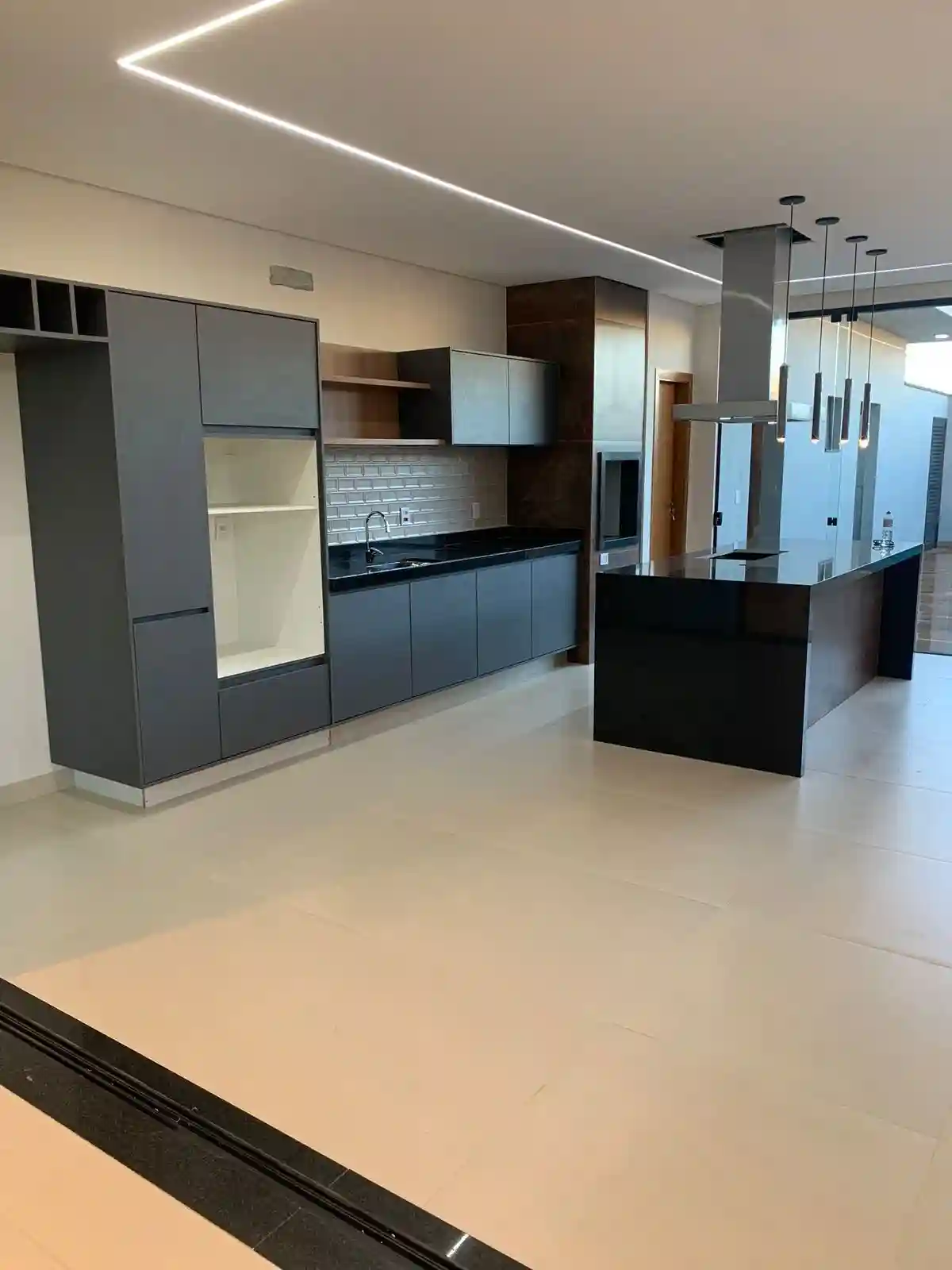 Casa de Condomínio com 3 quartos à venda, 220m² — foto 2 de 8