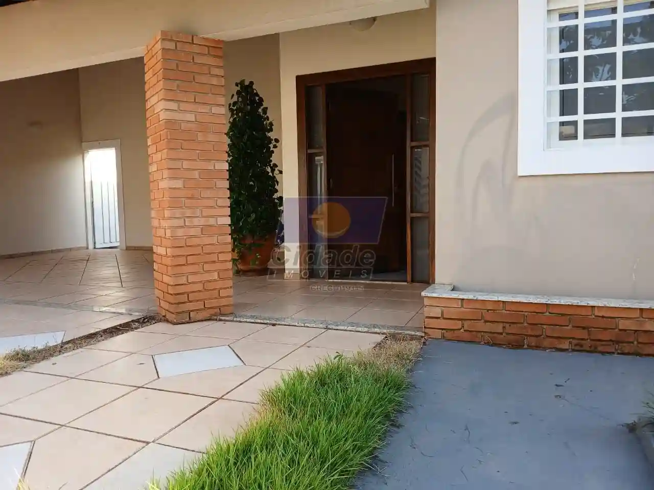 Casa com 3 quartos à venda, 210m² — foto 2 de 16