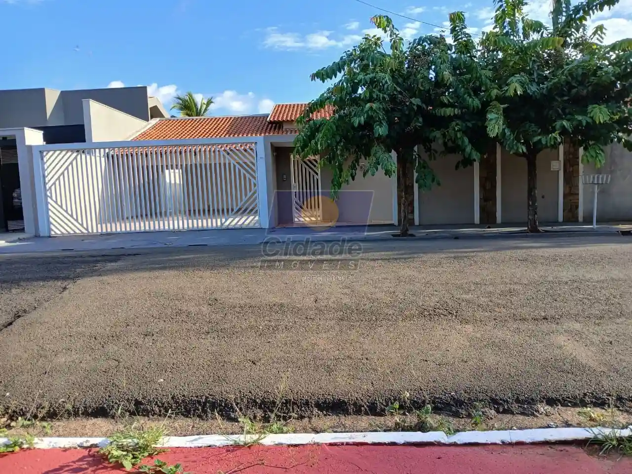 Casa com 3 quartos à venda, 210m² — foto 1 de 16