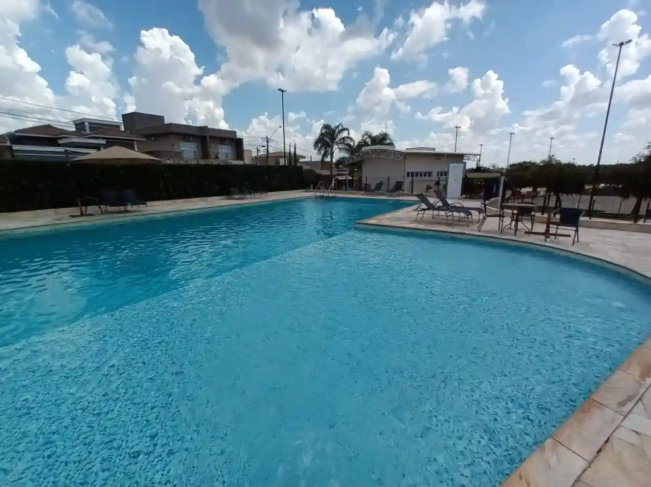 Casa de Condomínio com 3 quartos à venda, 253m² — foto 1 de 28
