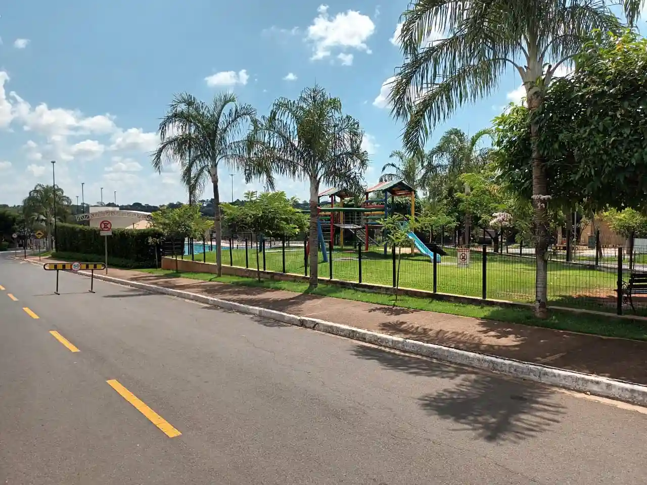 Casa de Condomínio com 3 quartos à venda, 253m² — foto 3 de 28