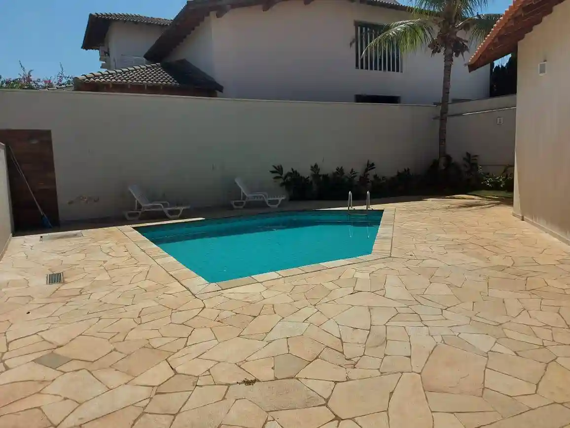 Casa de Condomínio com 3 quartos para aluguel, 250m² — foto 3 de 25