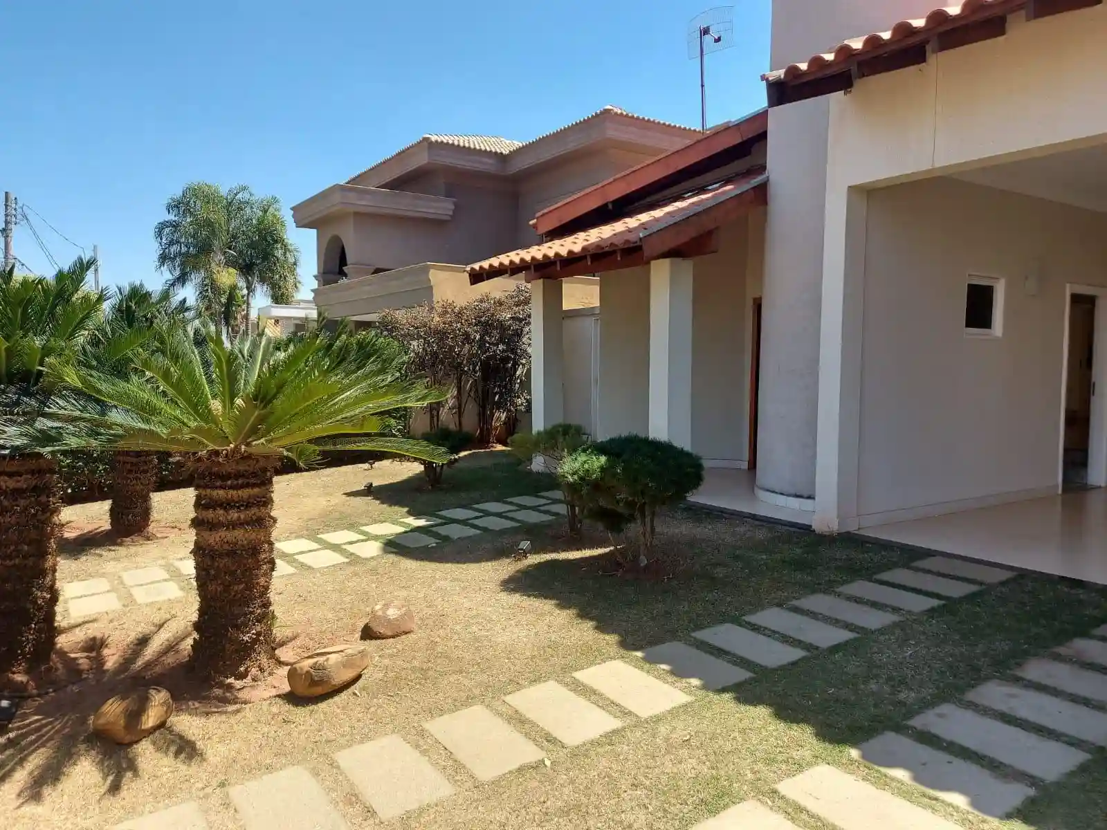 Casa de Condomínio com 3 quartos para aluguel, 250m² — foto 2 de 25