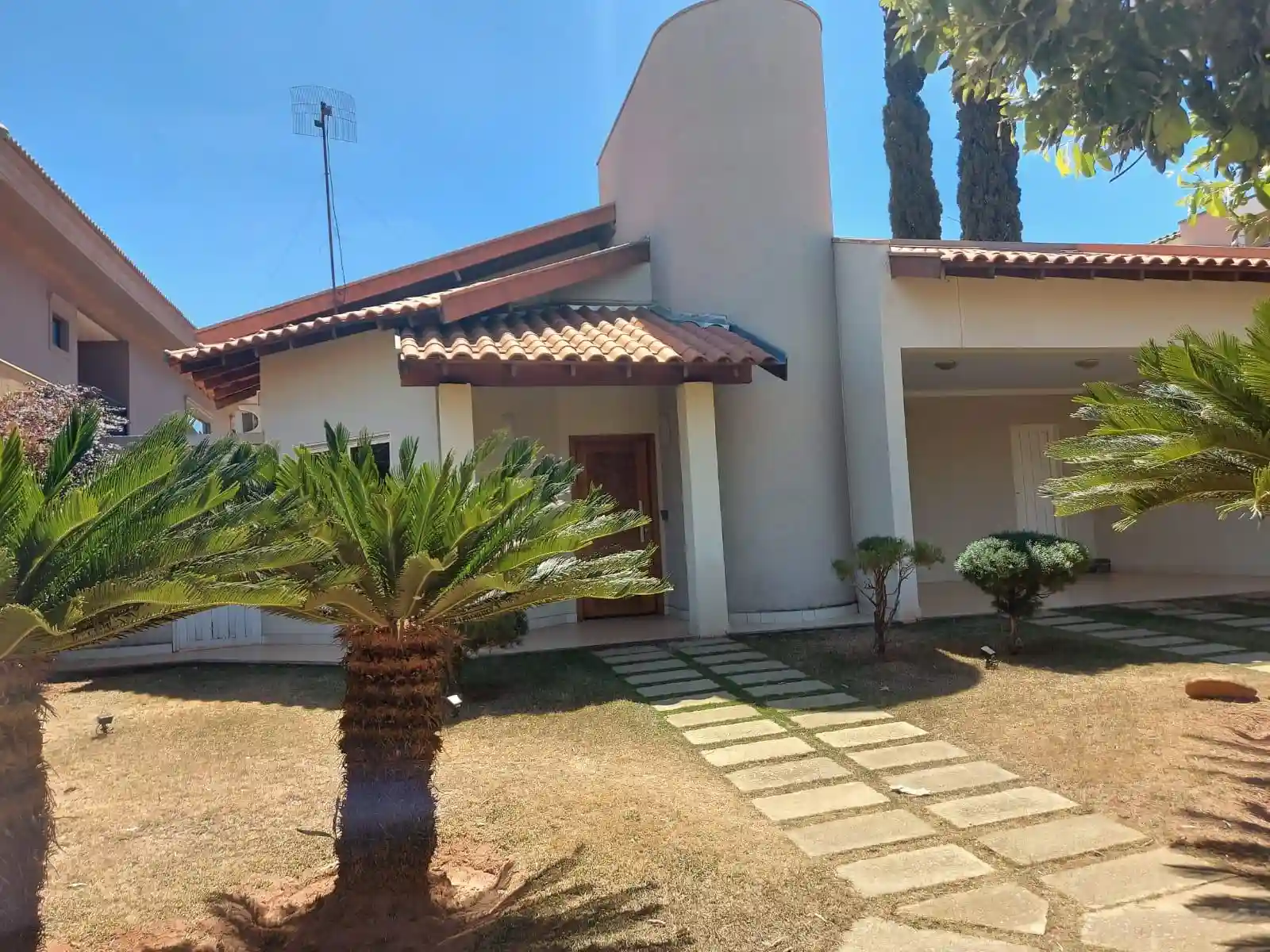 Casa de Condomínio com 3 quartos para aluguel, 250m² — foto 1 de 25