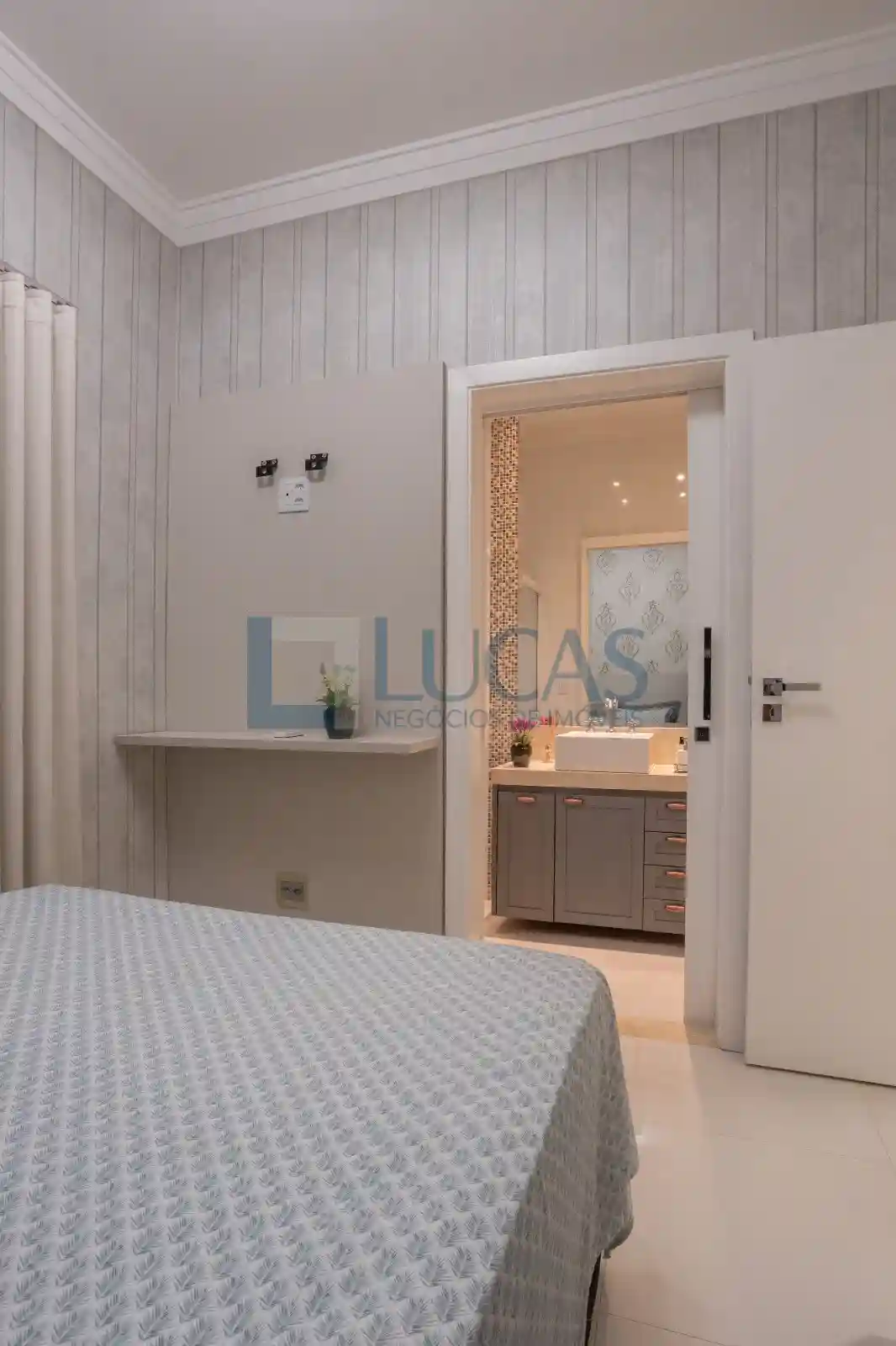 Casa de Condomínio com 3 quartos à venda, 220m² — foto 13 de 17