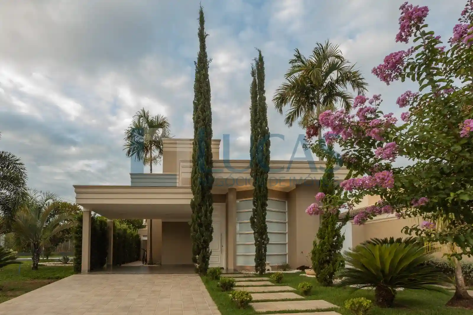 Casa de Condomínio com 3 quartos à venda, 220m² — foto 1 de 17