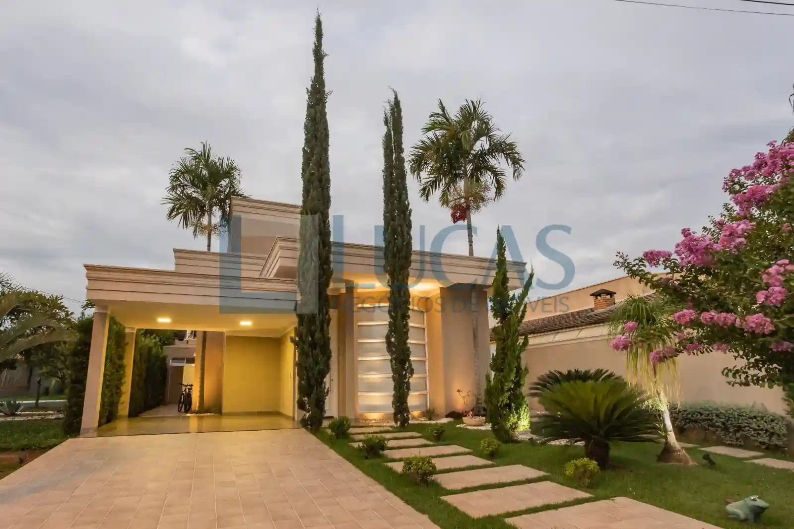Casa de Condomínio com 3 quartos à venda, 220m² — foto 2 de 17