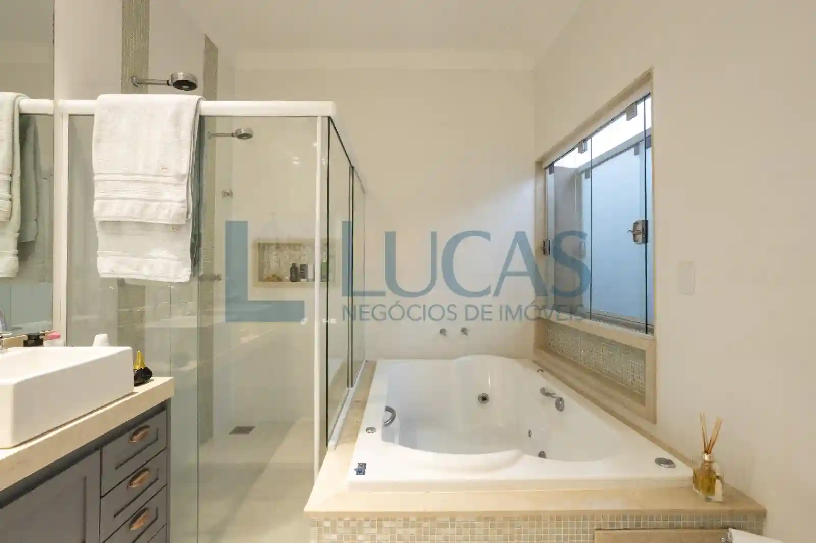 Casa de Condomínio com 3 quartos à venda, 220m² — foto 14 de 17