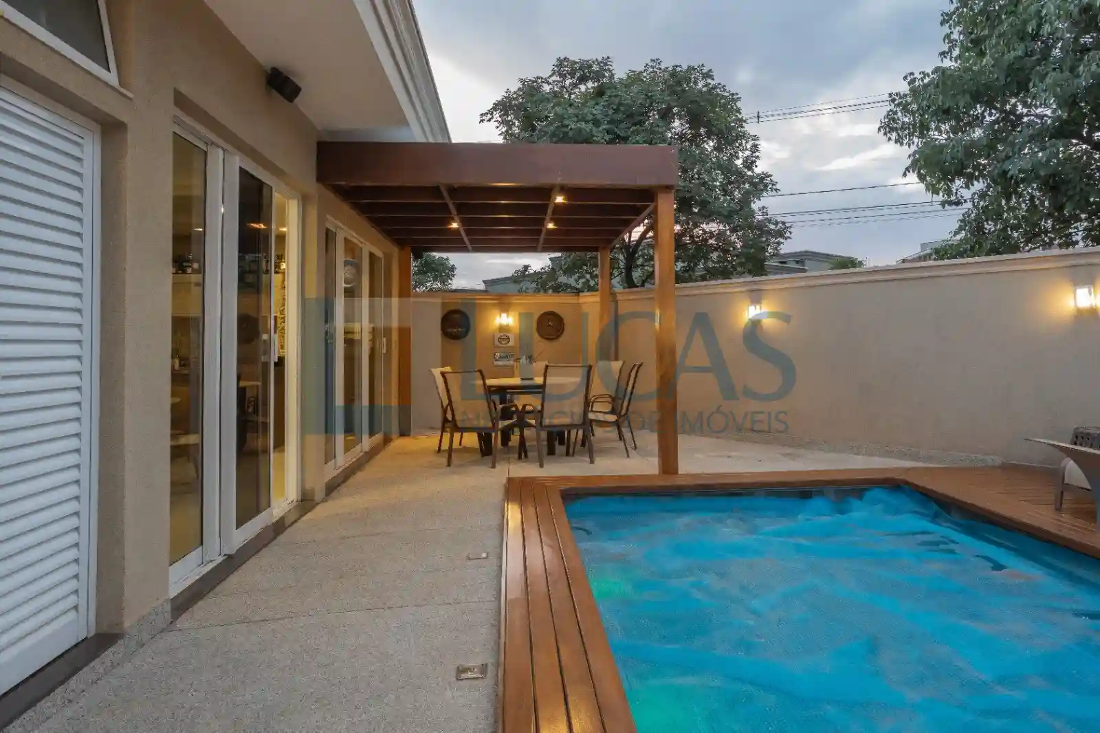 Casa de Condomínio com 3 quartos à venda, 220m² — foto 4 de 17