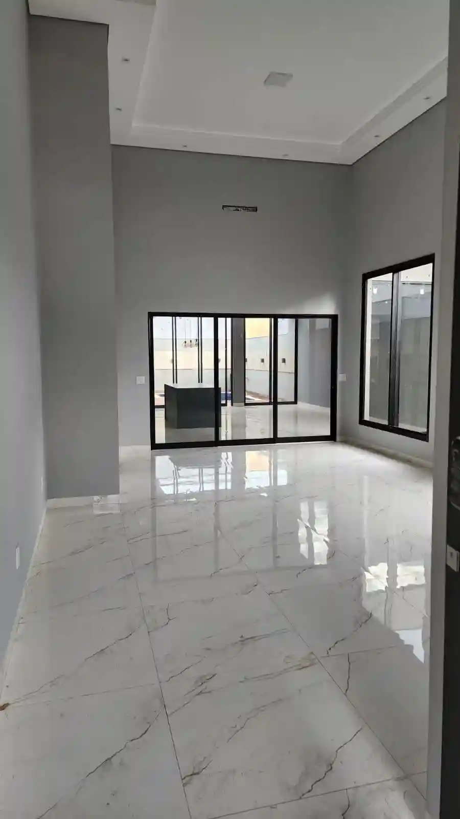 Casa de Condomínio com 3 quartos à venda, 219m² — foto 2 de 27