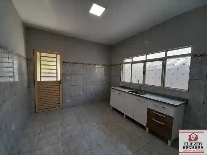 Casa com 2 quartos à venda, 80m² — foto 2 de 5