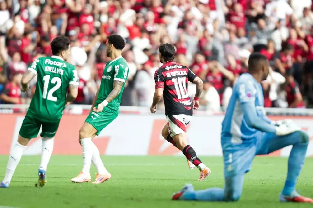 Palmeiras é derrotado pelo Flamengo com polêmicas de arbitragem