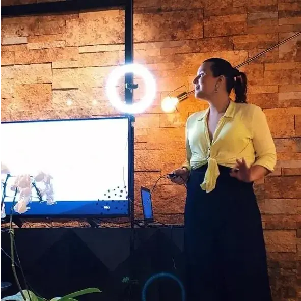 Nathália Uzum conduz o bate-papo “O que a escola ensina x o que o mercado exige” com Maria Fernanda Guarniero (Arquivo Pessoal)