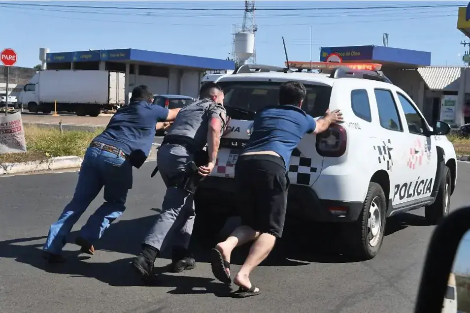 Moradores empurram carro da PM (Thomaz Vita Neto/Colaboração)