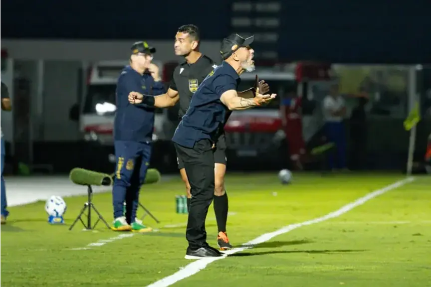 Rafael Guanaes, técnico do Mirassol, à beira do campo na partida contra o Fluminense (JP Pinheiro/Agência Mirassol)