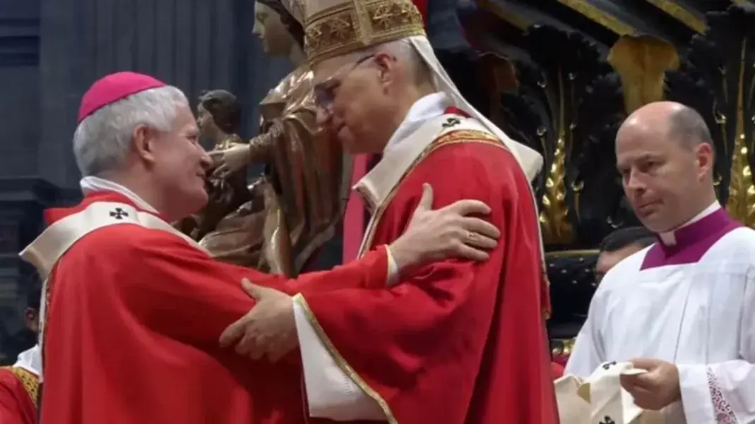 Dom Antonio Emidio Vilar com o pálio que recebeu do papa Leão 14 (André Botelho/Arquidiocese de Rio Preto)