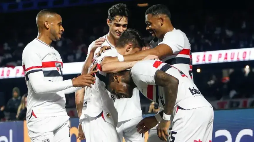 Jogadores do São Paulo comemoram gol contra Athletico-PR (Divulgação)