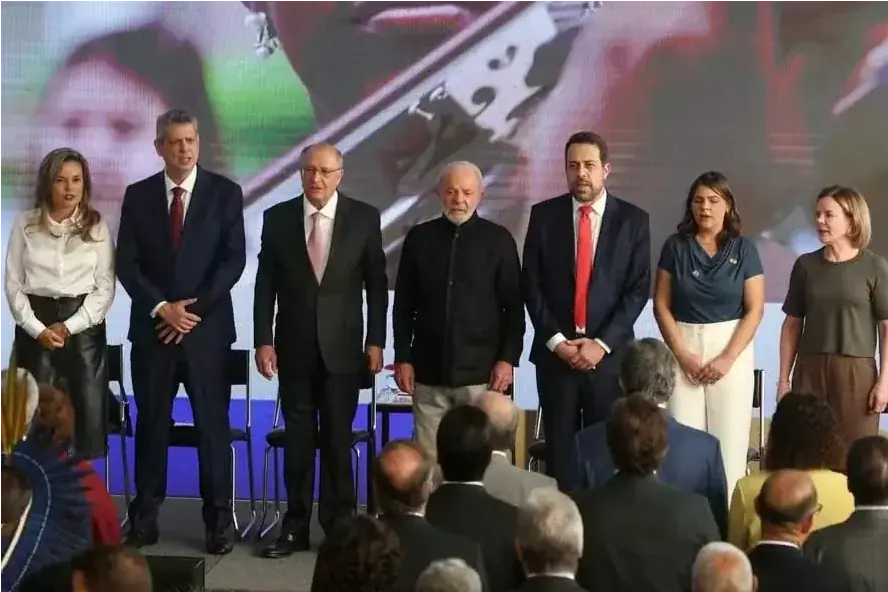 Em posse, Boulos é saudado por militantes como sucessor de Lula 