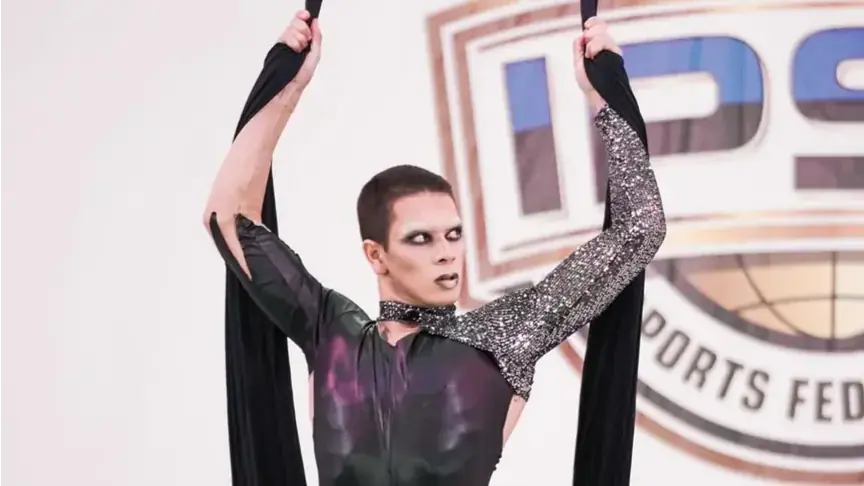 Diego em sua apresentação no Campeonato Mundial da International Pole & Aerial Sports Federation (IPSF): sonho é chegar ao Cirque du Soleil (Divulgação)