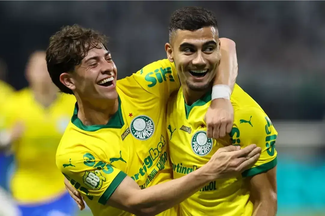 Agustín Giay e Andreas Pereira comemoram o último gol da goleada palmeirense (César Greco/SE Palmeiras)