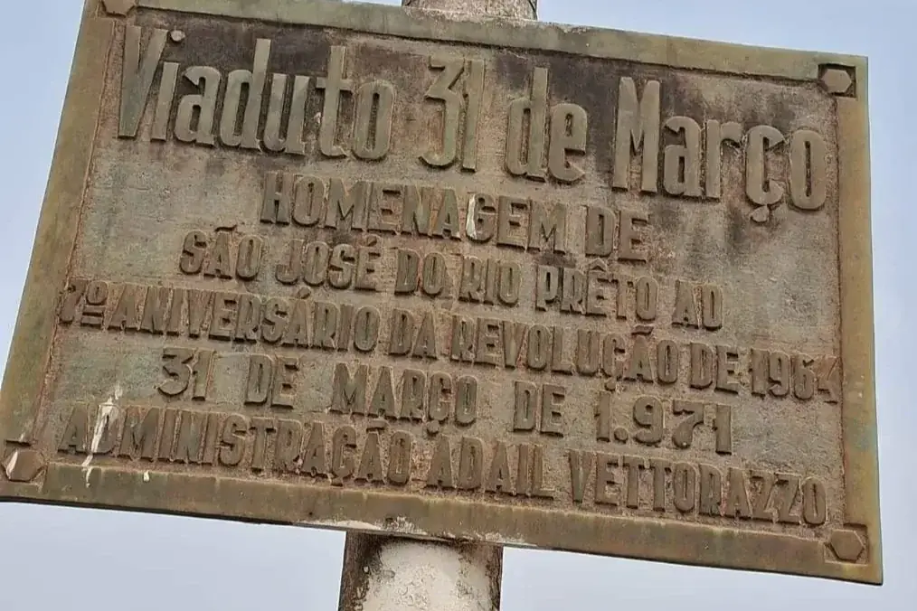 Placa alusiva ao Golpe Militar de 1964 - avenida Potirendaba (Tidda Vernucci)