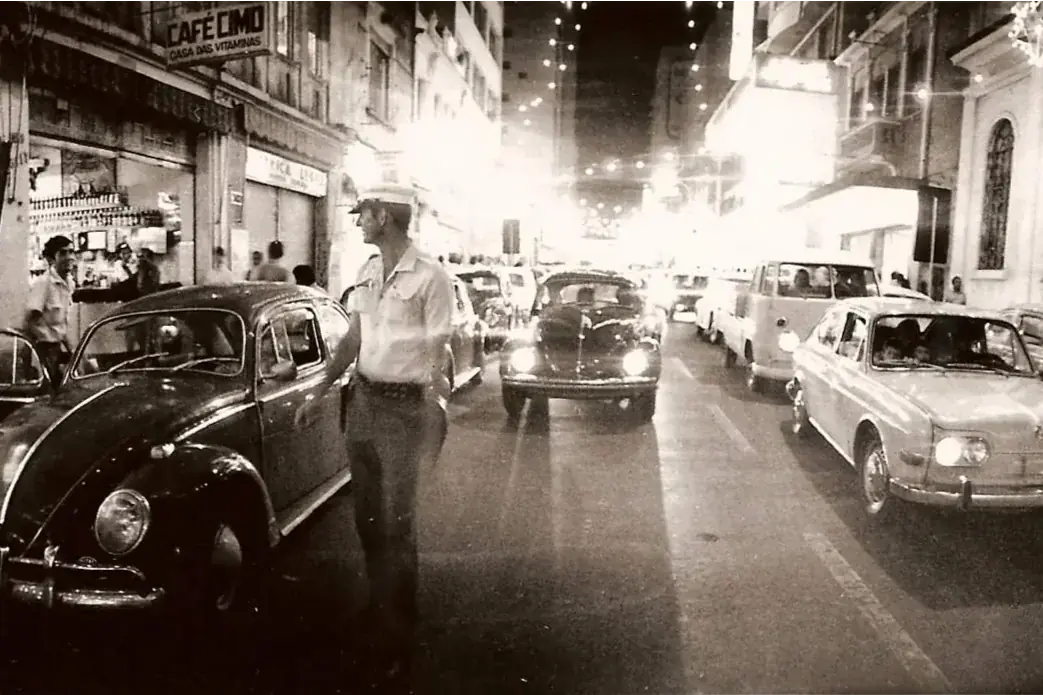 Foto noturna do cruzamento da Bernardino de Campos com Jorge Tibiriçá em 1973 (Jaime Colagiovanni - Digitalização: Zé Nogueira)