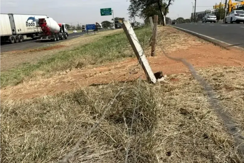 Cerca que separa a rodovia Washington Luís e a marginal Vicente Filizola foi consertada (Marco Antonio dos Santos 20/8/2025)