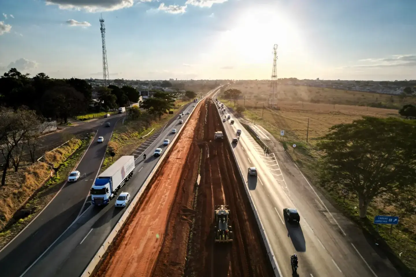 Obras de construção das terceiras faixas, na Washington Luís (Ecovias Noroeste Paulista)