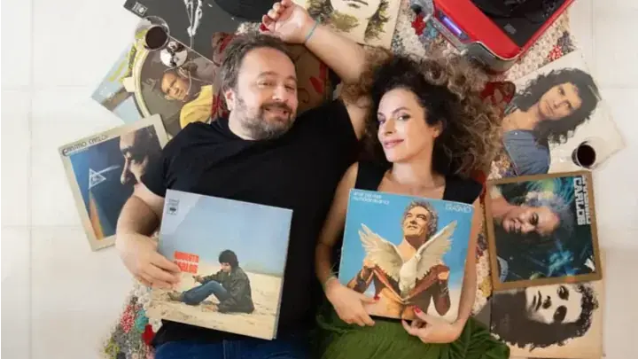 Em “Amores”, Max Silva e Marcê Porena propõem uma experiência cênica, afetiva e sonora que percorre diferentes fases da trajetória de Roberto e Erasmo (Divulgação)