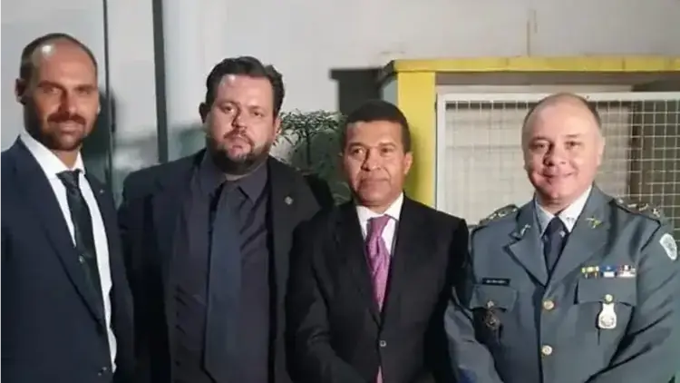 Vereador Anderson Branco (todo de preto) com os dois homenageados por ele na Câmara de Rio Preto: Eduardo Bolsonaro (gravata preta) e Coronel Fábio Candido (de farda da PM) (Reprodução/Redes Sociais)