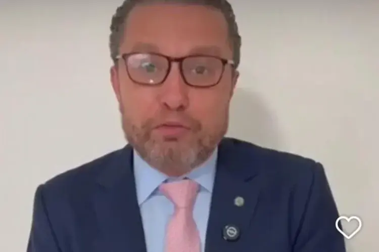 Deputado Fausto Pinato em vídeo no qual anunciou afastamento (Reprodução Vídeo)