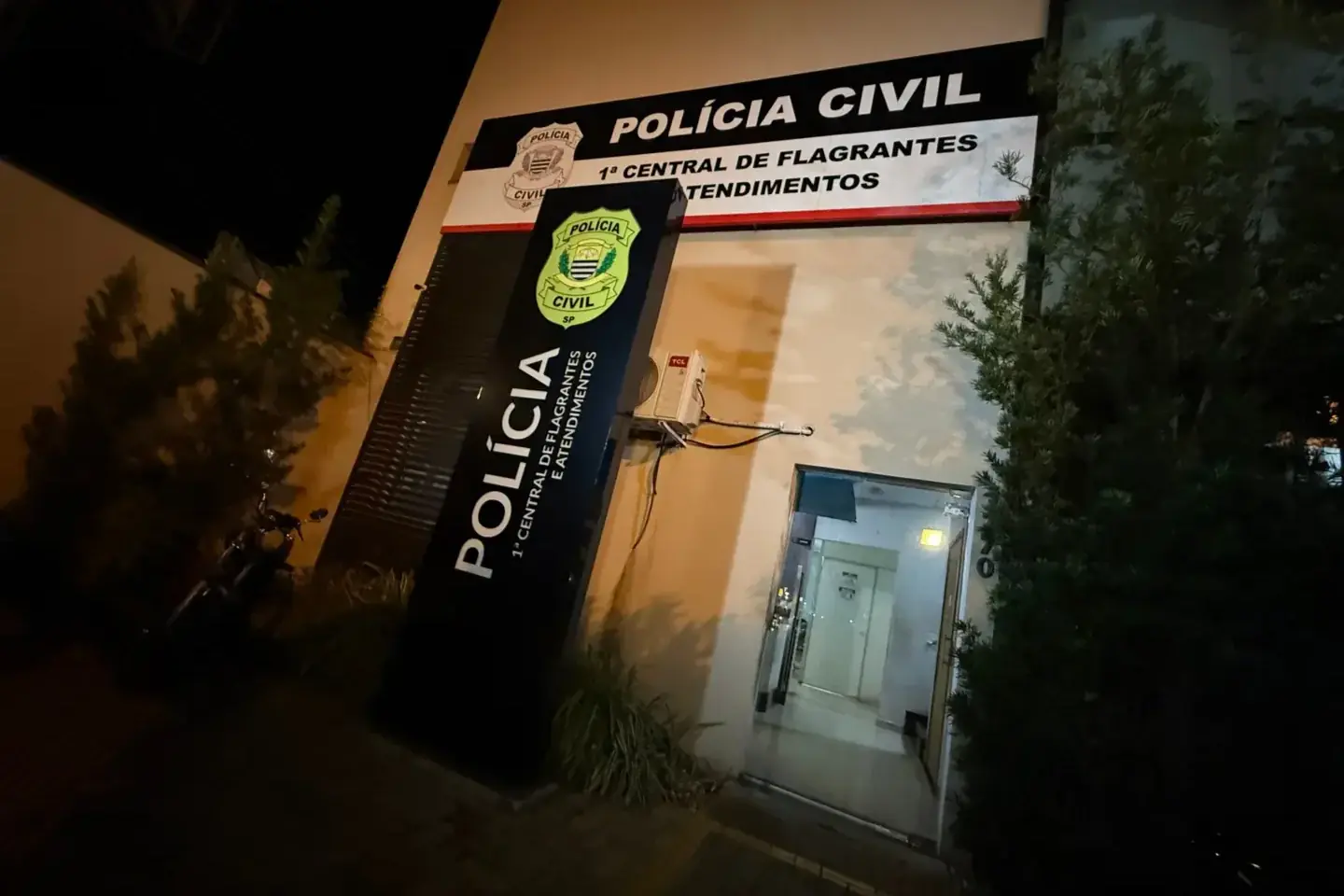 Idoso é detido por embriaguez após testemunha ver cão pendurado para fora do carro