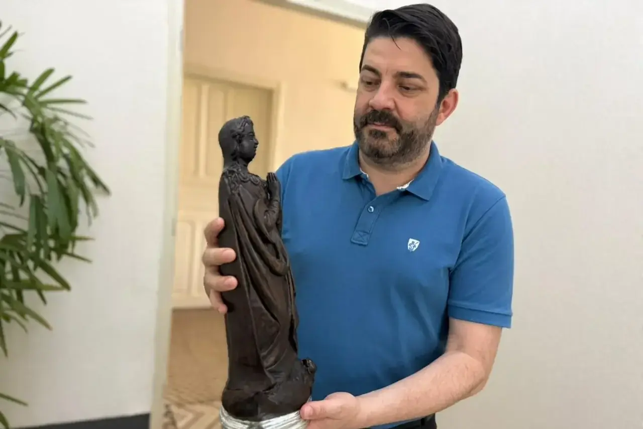 Padre Fábio Dungue com a imagem de Nossa Senhora restaurada (Marco Antonio dos Santos)