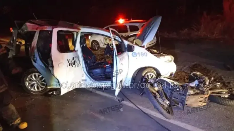 O acidente envolveu três viaturas da Polícia Militar (PM). Um dos policiais foi encaminhado ao hospital em estado grave (Artesp)
