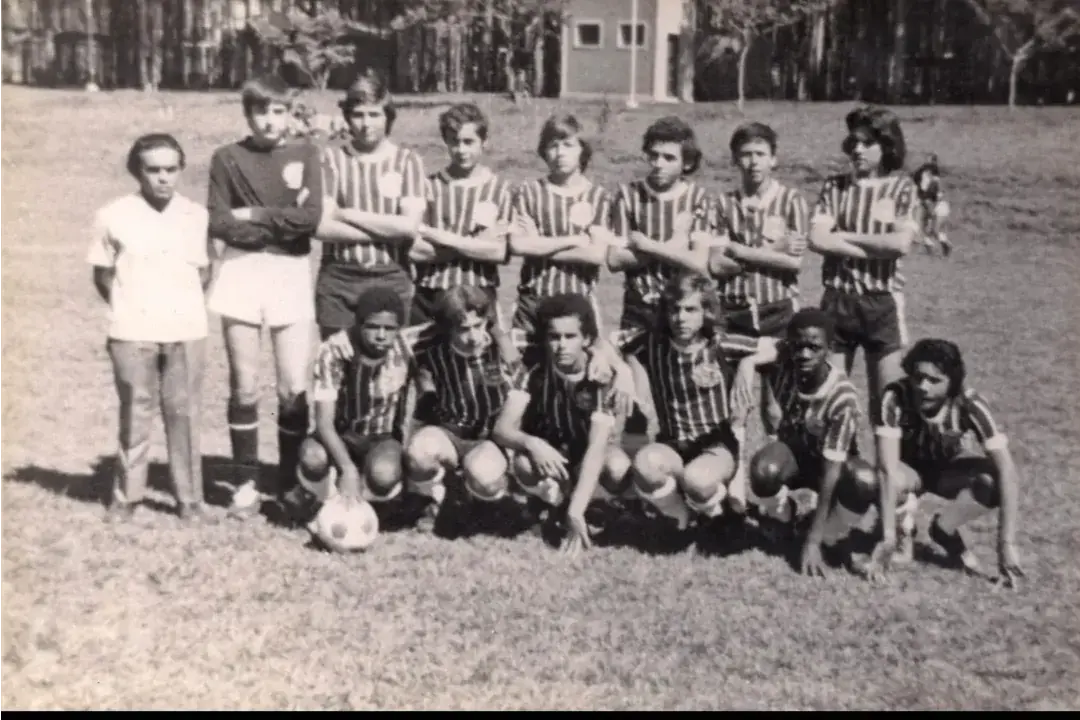 Gremio - João de Cayres, Eduardo, Fanta, Marquinhos, Jubinha, Tadeu, Geraldo e Fernando. Claudinho, Lori, Cláudio, Cacau, Butu e Osni (Acervo Celso Galo Moreira)