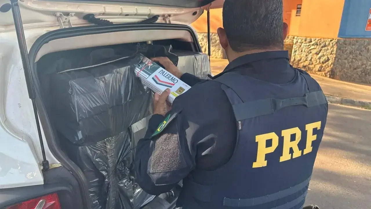Carro e cigarros contrabandeados apreendidos pela PRF em rodovia que liga Guaíra a Barretos (PRF)