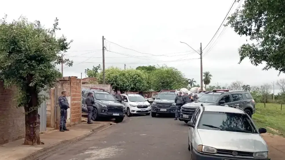 Policiais no bairro Sonho Meu, em Votuporanga, onde suspeito foi morto (Colaboração/Leitor)