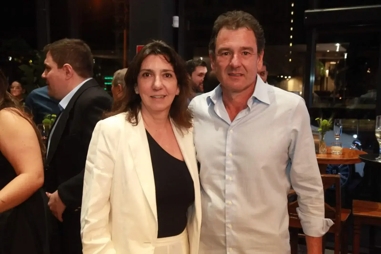 Marcela Verdi Zago e o irmão Giuliano brindando a chegada da nova agência da Mercedes-Benz (Arnaldo Mussi)