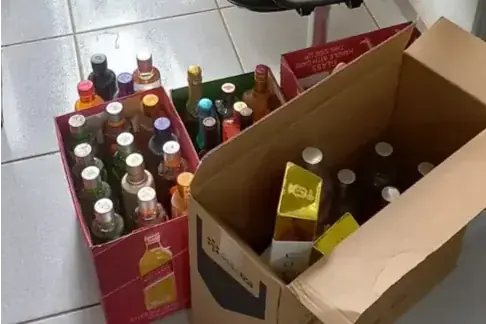 Bebidas apreendidas durante operação serão encaminhadas para análise pericial de composição, a fim de identificar os ingredientes de fabricação e veri (Polícia Civil/Divulgação)