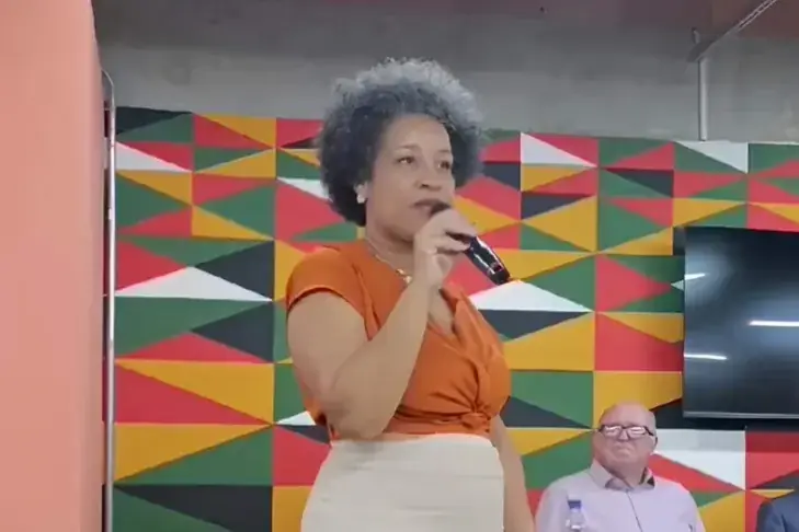 Psicóloga Juliana Mogrão Moreira afirma: "O preto que disser que nunca sofreu racismo, é porque não reconheceu a ofensa"; ao lado, mensagens de whatsa (Arquivo pessoal)