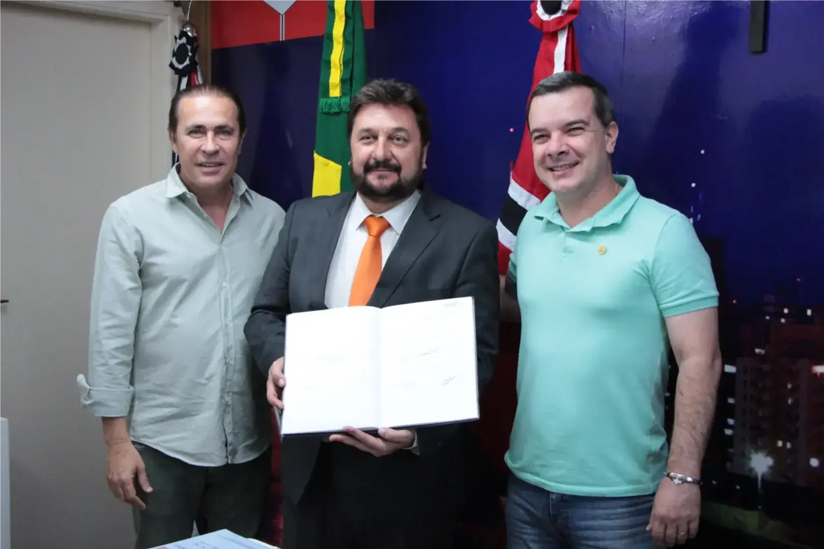 Eduardo Tedeschi (no centro) retorna ao Legislativo (Divulgação/Câmara de Rio Preto)