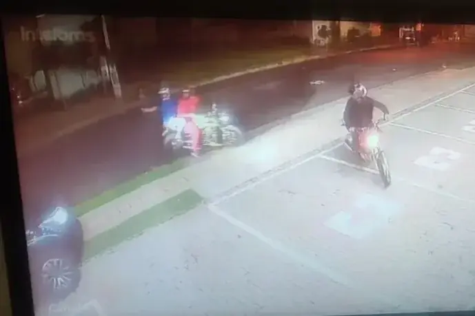 Câmera registrou assalto (Reprodução)