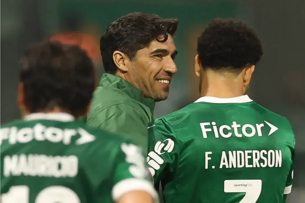Abel Ferreira e Felipe Anderson comemoram o quarto gol da goleada Palmeirense sobre o Juventude (César Greco/Palmeiras)
